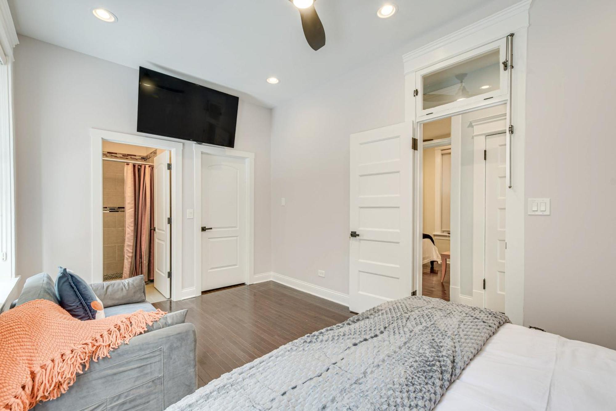 Spacious Condo With Deck About 3 Mi To Downtown Chicago! 외부 사진
