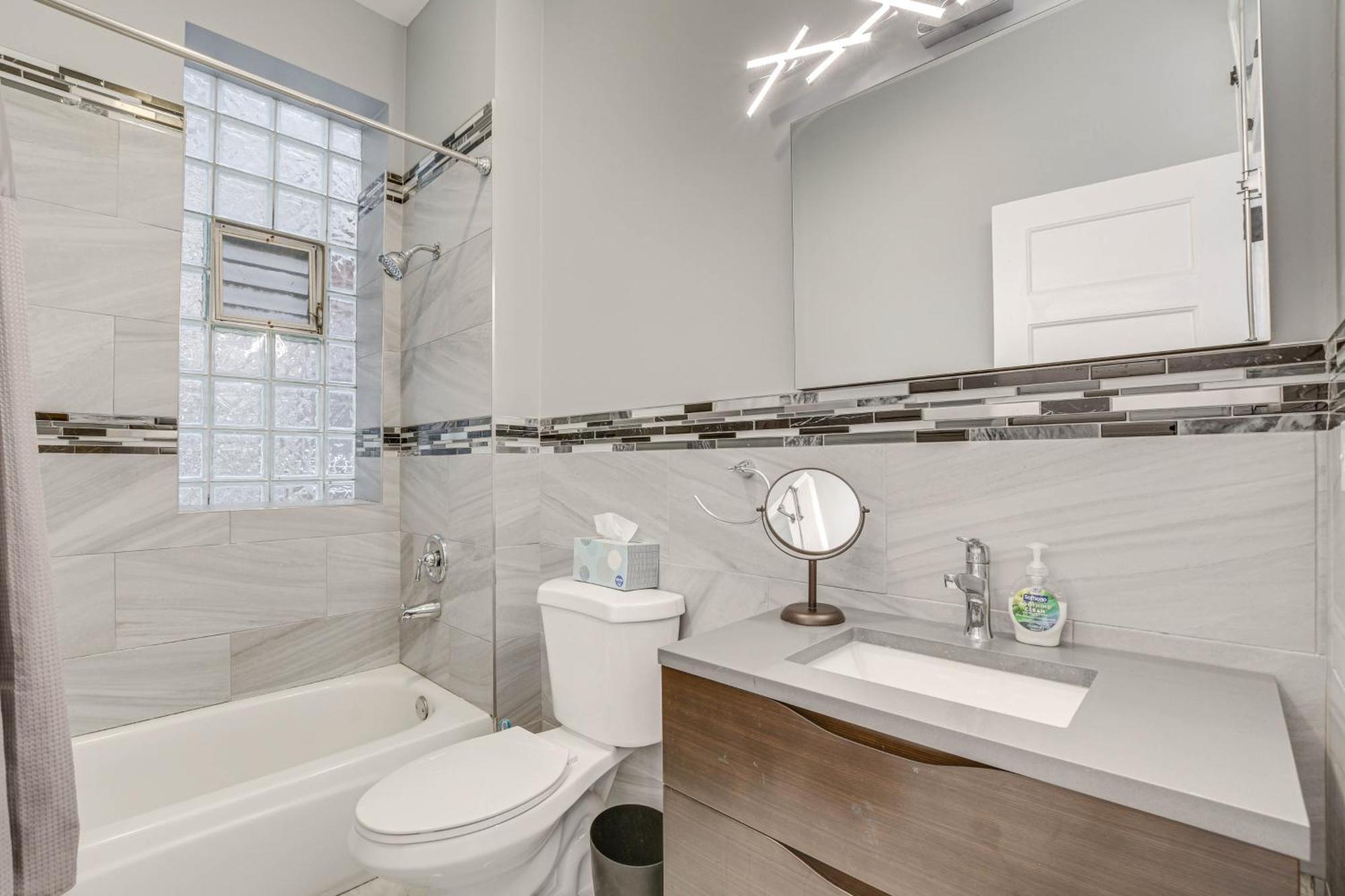 Spacious Condo With Deck About 3 Mi To Downtown Chicago! 외부 사진